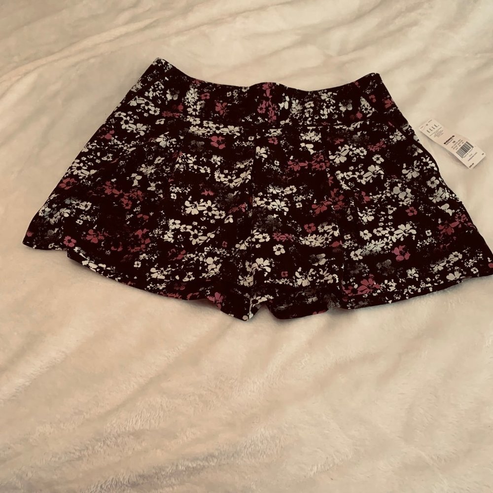 Elle NWT Black Parisian Chic Shorts Size 10